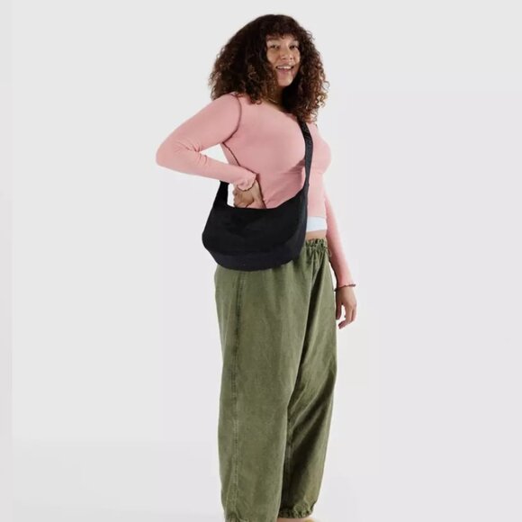 BAGGU Medium Nylon Crescent Bag - 37.5" strap - Like New - Picture 2 of 8